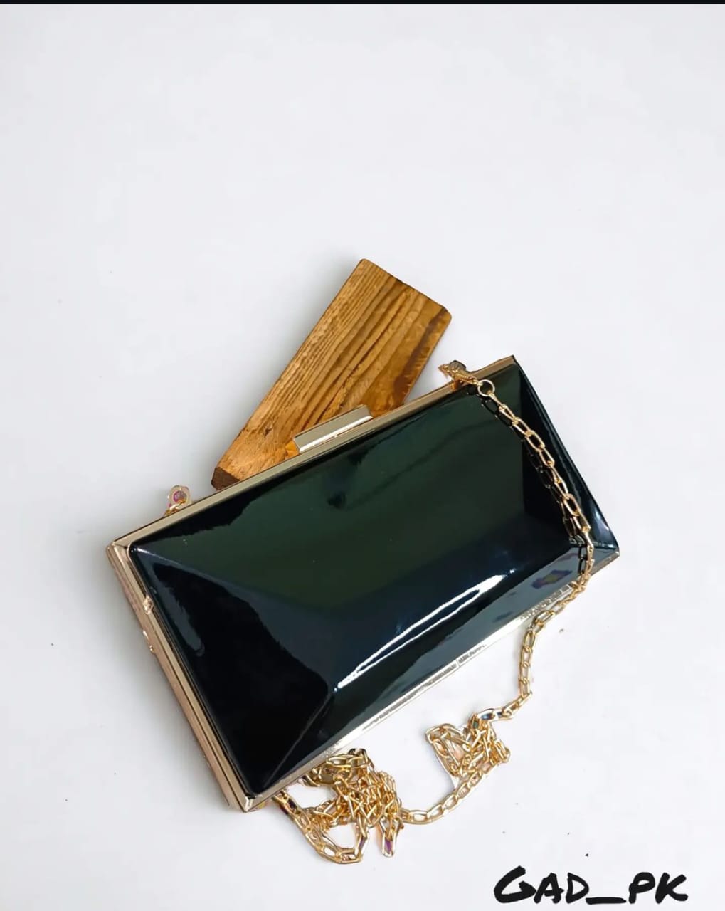 CASUAL SLEEK CLUTCH