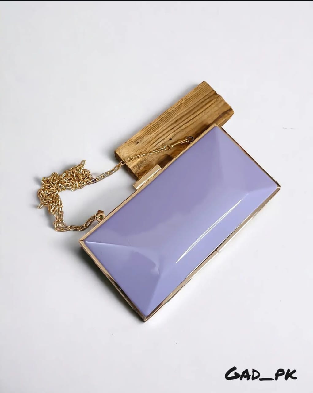 CASUAL SLEEK CLUTCH