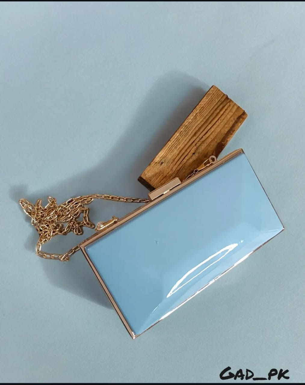 CASUAL SLEEK CLUTCH