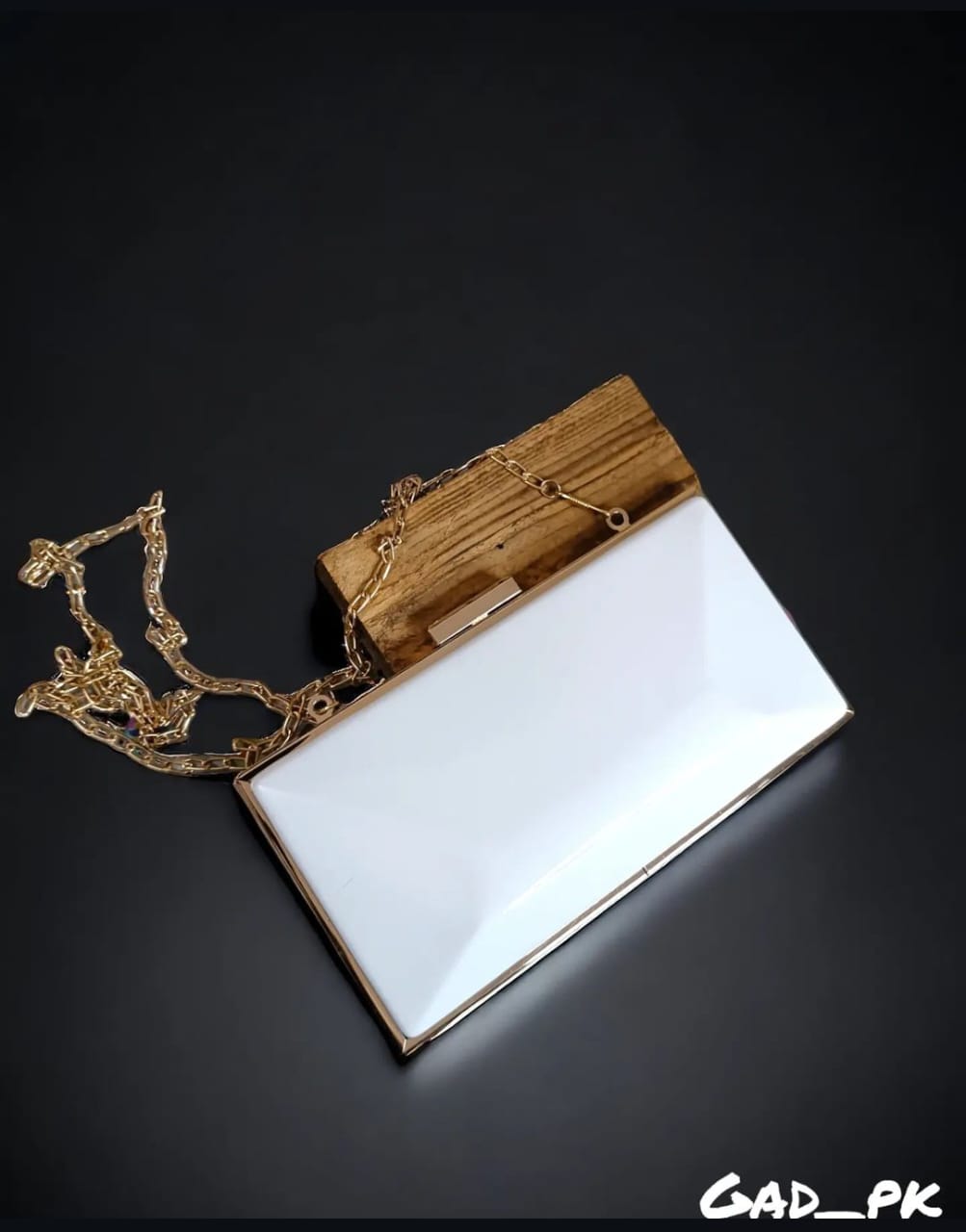 CASUAL SLEEK CLUTCH